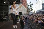 De to by-drenege var flere gange på vej ud over scenekanten 