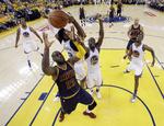 Basket. Cleveland Cavaliers LeBron James kæmper om en rebound mod Golden State Warriors Leandro Barbosa  og Draymond Green. 