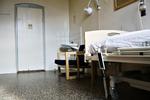 Afskåret. De tusindvis af mennesker, der afsoner en straf i et fængsel eller arresthus, kan nu få erstatning, hvis de bliver fejlbehandlet af Kriminalforsorgens læge eller sygeplejerske. Sidste år sad der gennemsnitligt 3.784 personer fængslet i Danmark på daglig basis. 