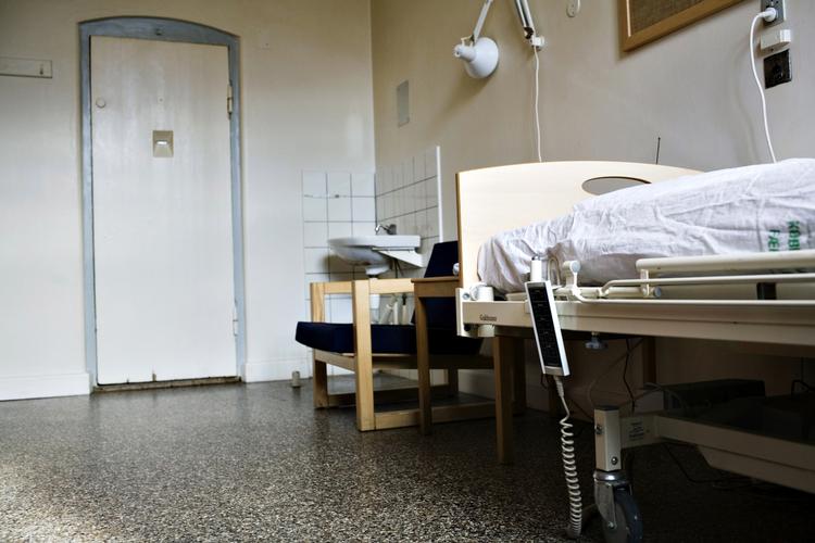 Afskåret. De tusindvis af mennesker, der afsoner en straf i et fængsel eller arresthus, kan nu få erstatning, hvis de bliver fejlbehandlet af Kriminalforsorgens læge eller sygeplejerske. Sidste år sad der gennemsnitligt 3.784 personer fængslet i Danmark på daglig basis. 
