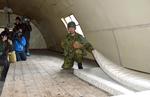Presseopbud. En soldat fremviser den madras i den tomme militærbarak, hvor den eftersøgte dreng overnattede. 