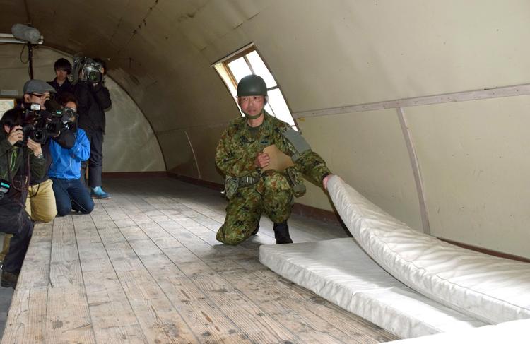 Presseopbud. En soldat fremviser den madras i den tomme militærbarak, hvor den eftersøgte dreng overnattede. 