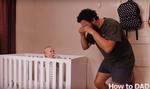 ULVETIME. Skuespil med høj indlevelse er en af de metoder, en New Zealandsk far benytter for at få sin datter til at sove. Det har millioner af mennesker på Facebook grinet af (Foto: How To DAD / Screenshot) 