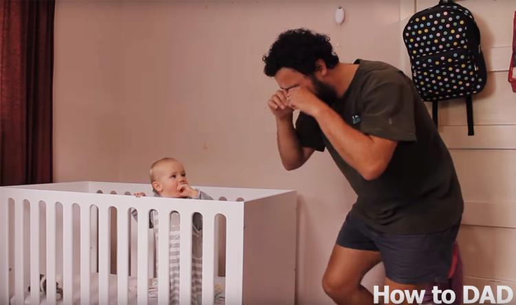 ULVETIME. Skuespil med høj indlevelse er en af de metoder, en New Zealandsk far benytter for at få sin datter til at sove. Det har millioner af mennesker på Facebook grinet af (Foto: How To DAD / Screenshot) 