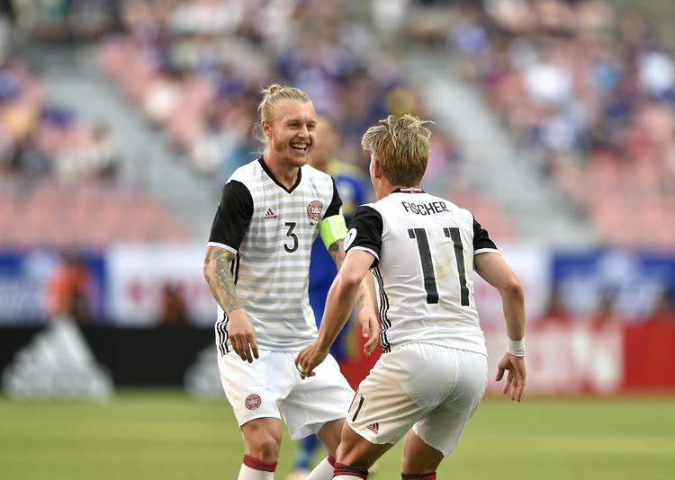 Fodbold. Viktor Fischer har scoret til 2-0 og hyldes af Simon Kjær. 