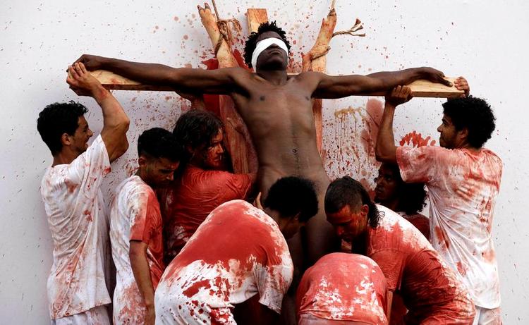Religiøst. Wieneraktionisten Herman Nitsch lod blodet sprøjte i Cuba i maj 2012 ved et af hans karakteristiske orgier, 'Jesus mod Universet'. 