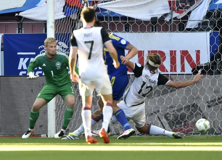 2-2. Efter et fladt indlæg fra venstre scorer Milan Duric for anden gang bag Kasper Schmeichel, der ikke desto mindre var bedste dansker. 