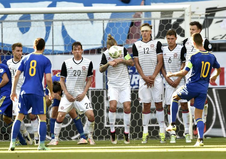 FRISPARK. Dette forsøg fra Haris Medunjanin endte i muren, men anføreren endte som Bosniens matchvinder i straffesparks-konkurrencen. 