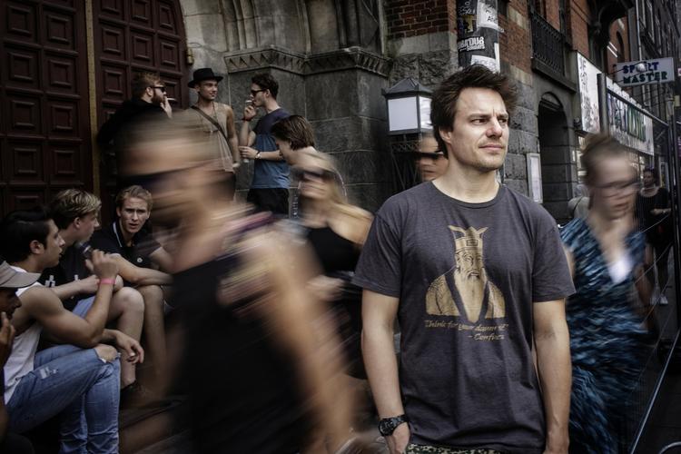 Anders Stjernholm, der her ses i mylderet til distortion på Nørrebro, har adhd. Han mener, at diagnosticerede er nødt til selv at tage mere ansvar for at finde den rette behandling. 