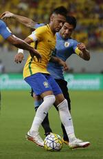 afbud. Brasiliens store stjerne, Neymar (forrest), har ikke fået fri af Barcelona til Copa America, mens holdkammerat og topscorer Luis Suarez (bagerst) er blevet skadet, så han ikke kan hjælpe Uruguay i de indledende kampe. 