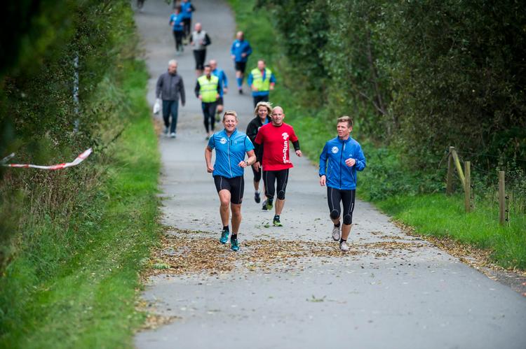 FÆLLESSKAB. Over hele landet kan man hver uge komme ud og løbe 5 km - eller gå - sammen med andre. 