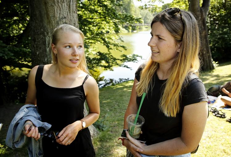 Hud. Kristina Mandrup (tv) og Rebecca Hamilton er enige om, at enhver kvinde - uanset størrelse - skal kunne gå i bikini uden at få spydige kommentarer. Alligevel er de usikre på, om de selv ville vise hud, hvis de vejede over gennemsnittet. 