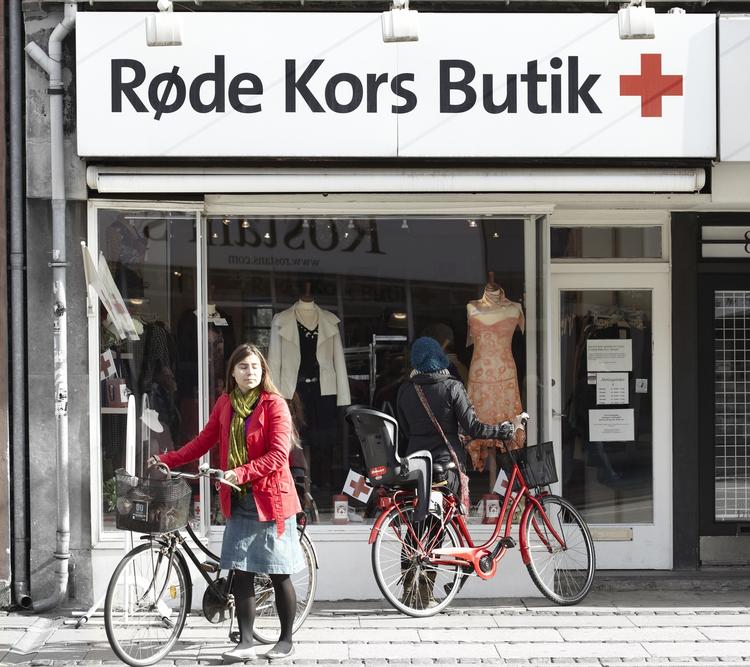 BOMBE. Flere nødhjælpsordninger kritiserer kommunale genbrugsordninger for at øge konkurrencen og dermed dræne midler fra nødhjælpsarbejdet. 