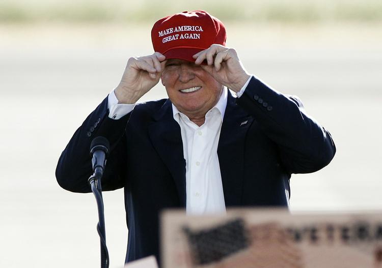 Støtte. Donald Trump har ikke ændret sit tonefald. Alligevel opgiver flere markante republikanere deres modstand mod ham. 