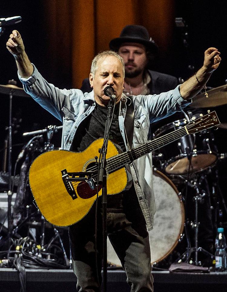 dirigent. På sit nye album er Paul Simon ligesom på en scene dirigenten, der sender et stort band rundt i sine mange musikalske ideer. Arkivfoto: Mogens Flindt 