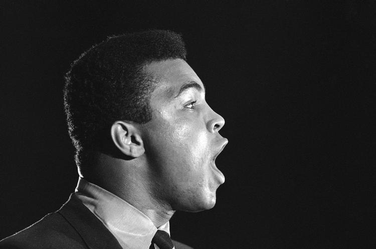 kvik. Han var så hurtig, at han kunne ramme os, før Gud fik nyheden. Nu er Muhammad Ali selv blevet ramt uigenkaldeligt. 