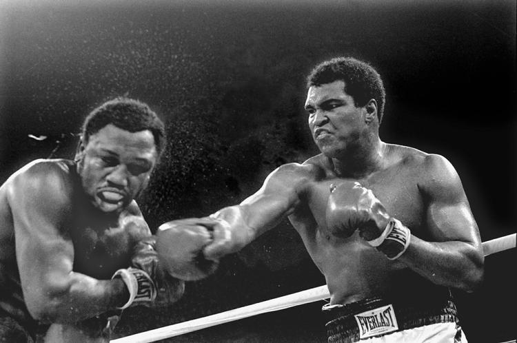 Ramt. Muhammad Ali gav - men modtog også - mange slag. Her går det ud over Joe Frazier i Manila i 1975, hvor han får en lige højre fra Ali. De mange slag til hovedet udløste 'bokserdemens' hos mange af Alis modtandere - dog ikke Frazier. Selv blev Muhammad Ali ramt af Parkinsons. 