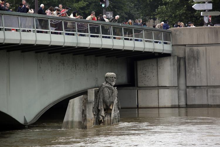 Oversvømmelser. Alma-broen i Paris, hvor Zouave-statuen lige akkurat holder hovedet over Seinens mudrede vande. 