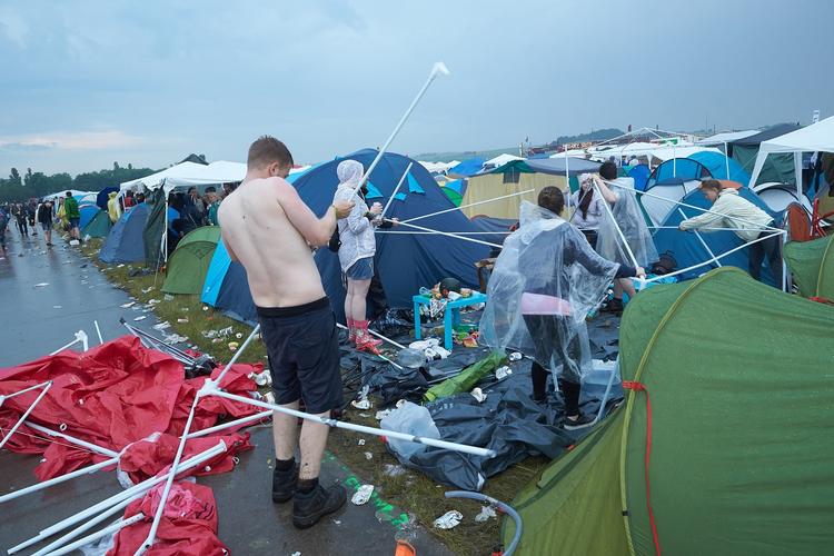 Uvejr. Ødelagte telte efter et uvejr ramte festivalen Rock am Ring i Tyskland. 