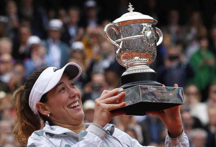 Endelig. Mens Rafael Nadal i nyere tid har vadet i French Open titler, er det det efterhånden 18 år siden, at en kvindelig spansk tennisspiller har vundet grusturneringen. Men det har 22 årige Garbiñe Muguruza nu lavet om på, efter hun i dag slog amerikanske Serena Williams i to sæt. 