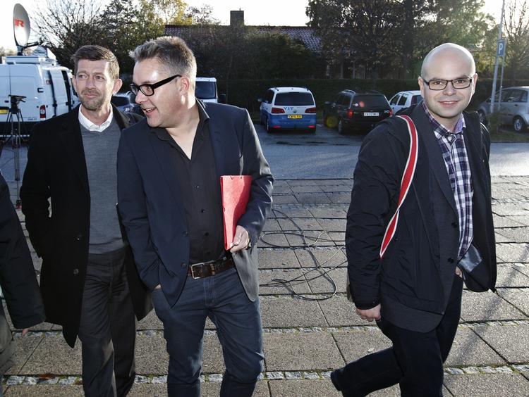 Aktindsigt. Nyhedschef på Radio24syv Simon Andersen (midten) er i dag blevet afhørt i retten fordi Trafik- og Byggestyrelsen har fortrudt en bevilling af aktindsigt, og nu vil have de udleverede papirer tilbage. Her ankommer Simon Andersen dog til skattesagskommissionen, da han var redaktionschef på BT. 