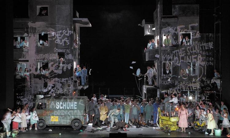 Tæsk. Det går især hårdt ud over Markus Eiche som Beckmesser i 2. akts store slagsmål. Med ryggen til ses tenoren Jonas Kaufmann i færd med at lukke skomageren Hans Sachs’ vogn. 