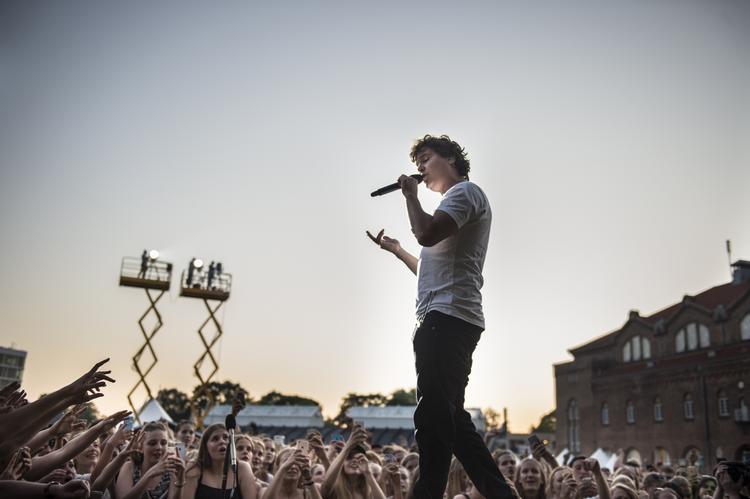 HJEMVENDT. Lukas Graham spillede koncert for et komplet udsolgt Østerbro Stadion i går aftes. Og det overgik enhver amerikansk scene, forsikrede han sit danske publikum, der hyldede ham med skrig, smartphonedokumentation, selfies og lidt flere skrig. 