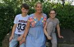 lettet. Nanna Hauch har arbejdet bevidst med at blive bedre til at håndtere sine tre børns konflikter. Her er hun med sine to yngste Victor på 12 og Cornelia på 9 år. Storesøster Nathalie på 14 år var ikke hjemme, da billedet blev taget. 