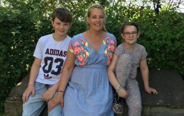 lettet. Nanna Hauch har arbejdet bevidst med at blive bedre til at håndtere sine tre børns konflikter. Her er hun med sine to yngste Victor på 12 og Cornelia på 9 år. Storesøster Nathalie på 14 år var ikke hjemme, da billedet blev taget. 
