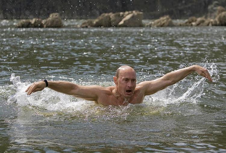 Macho. Præsident Vladimir Putin, her i en flod i Tuva-regionen i Sibirien i 2009, er kendt for at holde sig i god form. Men hans forhold til vacciner og traditionel medicin er ikke nær så anstrengt, som søgninger på nettet kunne tyde på. 