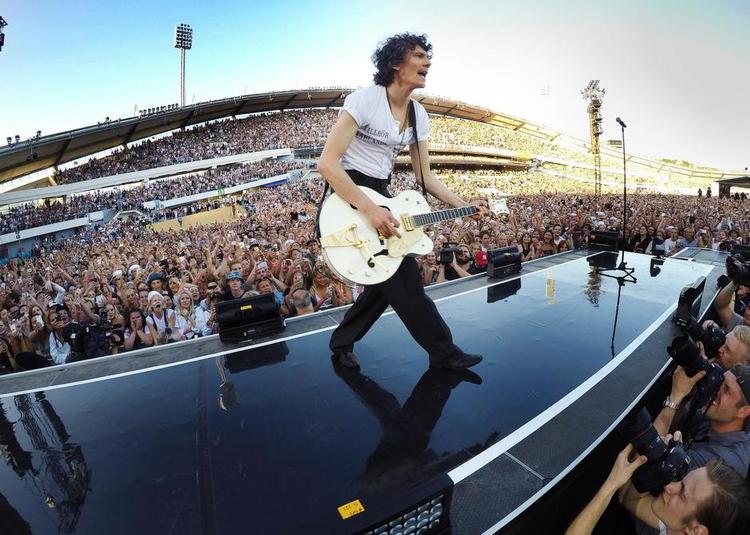 Euforiskn. De 3 timer og 14 minutters koncert lørdag aften var som et særligt svensk midsommerritual. Målt i popularitet kommer ingen svenske musiknavne op på siden af Håkan Hellström. 