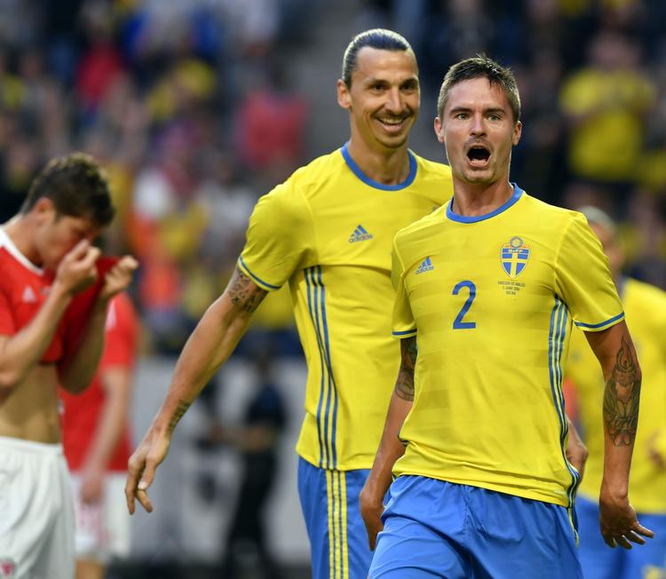 3-0. Zlatan Ibrahimovic (midt) var dirigenten på det svenske landshold, der viste EM-form ved at slå Wales med 3-0. 