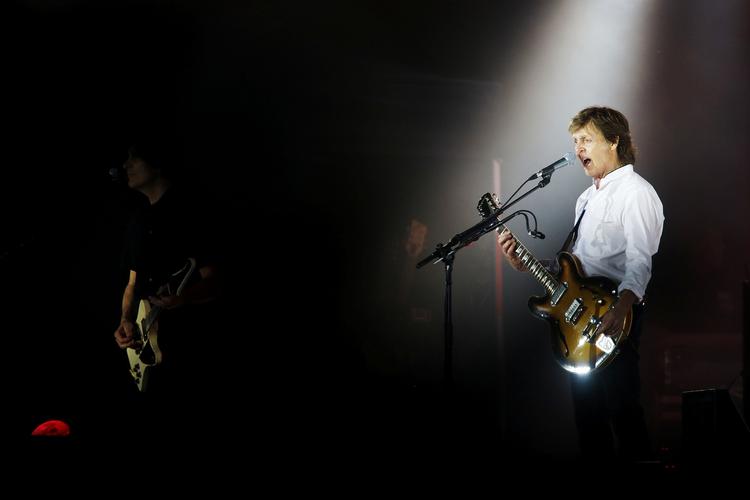 SE. Nu kan du på tætteste hold opleve, hvordan 73-årige Paul McCartneys musik er blevet til. I en dokumentarserie lavet sammen med VR-app'en Jaunt, reflekterer McCartney over sit  musikkatalog og giver seeren adgang til hidtil ukendte arkivoptagelser og ikke mindst anekdoter. 