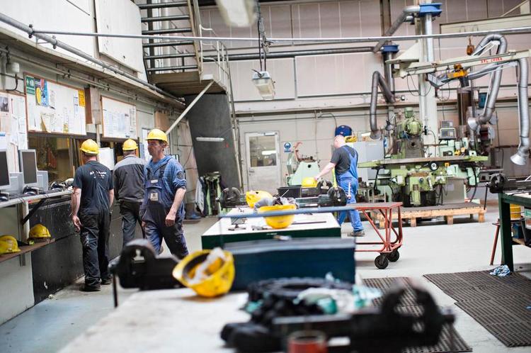 Værft. Her på Søby Værft skal den nye elfærge bygges. Værftet blev grundlagt i 1931 som Søby Motorfabrik og Stålskibsværft A/S. Siden 1981 har værftet været drevet af en fond 'til gavn for befolkningen på Ærø'. 