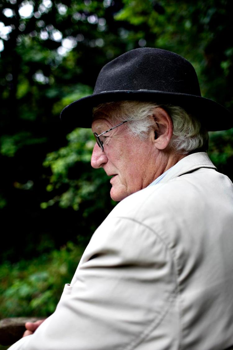 Korrekt. Samtidskritikken i Henning Mortensens nye roman er hørt før. Men humoren redder dagen. 