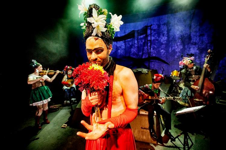 FORFØRENDE. Der er underholdende knald på 'Kahlo – The Concert' på Republique, men ikke så meget dybde i Charlotte Engelkes og Lindy Larssons bud på det mexicanske malerikon. 