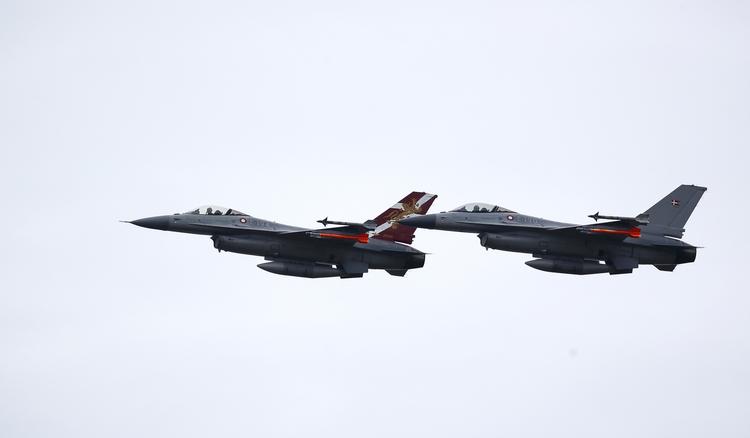 Landing. Folketinget har travlt og kæmper med at lande aftaler om blandt andet kampfly. 