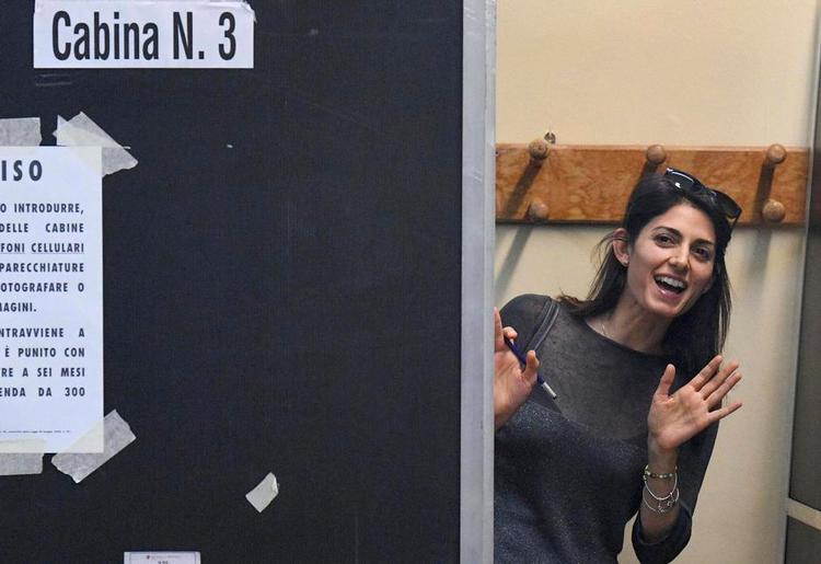 Medvind. Viginia Raggi vinker, mens hun er inde for at afgive sin stemme i søndagens lokalvalg i Rom. Da valgdaen var slut, havde hun fået 35 procent af stemmerne og er nu favorit i den afgørende runde 19. juni. Også i Torino er en kandidat fra Femstjernebevægelsen med i en finaleduel. 