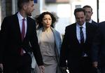 chikane? Den 42-årige læge Eva Carneiro (midt) ankommer til retten i Croyden i London mandag. 