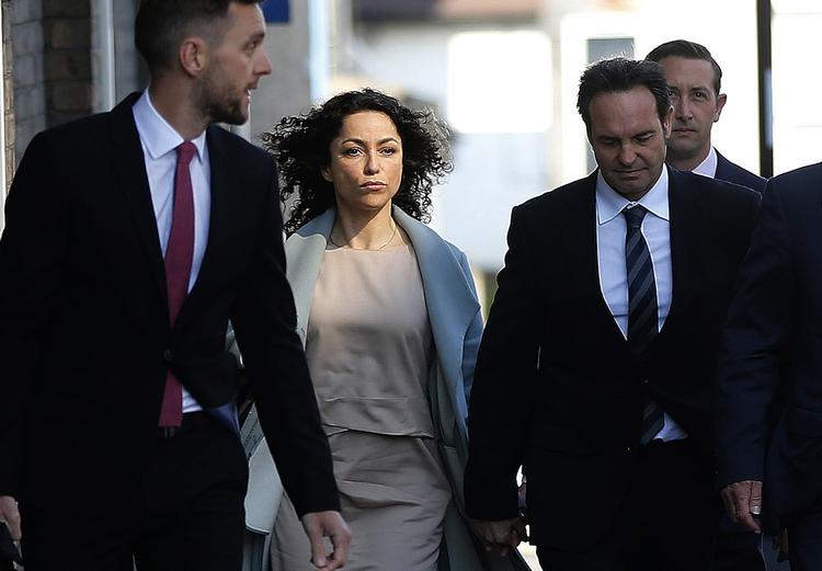 chikane? Den 42-årige læge Eva Carneiro (midt) ankommer til retten i Croyden i London mandag. 