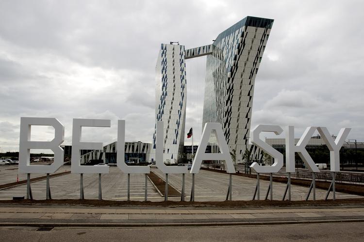 Kvindeetage. En af de meget omdiskuterede sager handler om hotellet Bella Sky på Amager. Hotellet indrettede i 2008 20 ud af 812 værelser særligt til kvindelige gæster. 