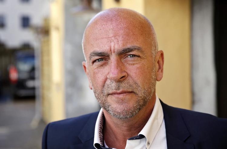 Åbenhed. Richard Hanlov har ikke tillid til at han får en ordentlig og fair behandling, hvis hans påståede ansvar i udbyttesagen skal vurderes bag lukkede døre. 