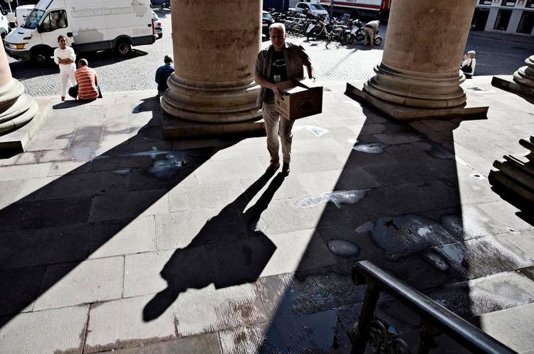 Bevismateriale. Tidligt om morgenen ankom den falske Grubler til Københavns Byret. Den skulle bruges som bevismateriale. Under retssagen har flere udtalt, at den falske skulptur ikke bør koste mere end værdien af bronzen, 5.000-10.000 kr. 