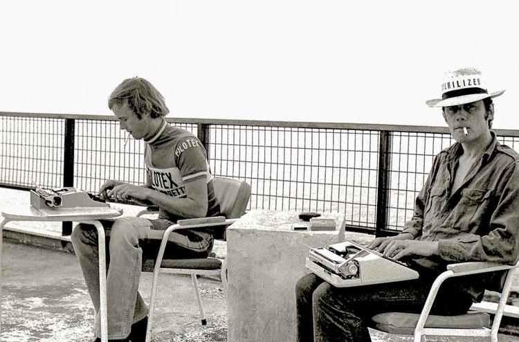 Kanon. Flemming Quist Møller og Anders Refn i Grækenland, hvor de skriver på manuskript til 'Strømer'. Pr. Foto: Vibeke Winding 