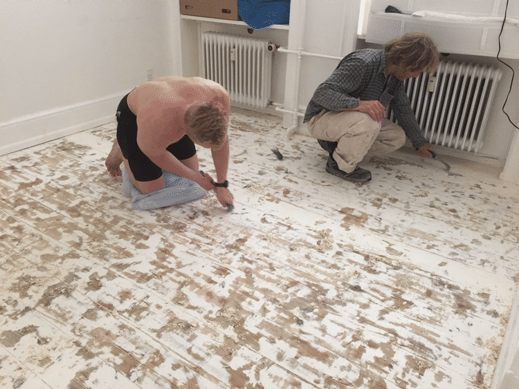 AFSKRAB. De seneste 14 dage har Selinas far og bror brugt på at skrabe malingen af gulvet. Et arbejde hun ikke selv har kunnet hjælpe med, da malingen udskiller MI, når den bliver revet op. 