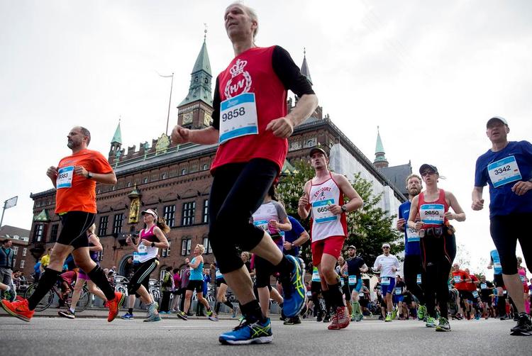 42,195. Tusindvis af motionister løb de mange kilometer ved Copenhagen Marathon i maj – nu retter doping-jægerne øget fokus på netop den gruppe. Ingen af løberne på billedet er mistænkt for at have gjort noget forkert. 