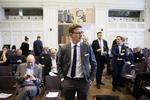 ARGUMENTER. Lørdag eftermiddag argumenterede skatteminister Karsten Lauritzen for at holde dørene lukkede. 