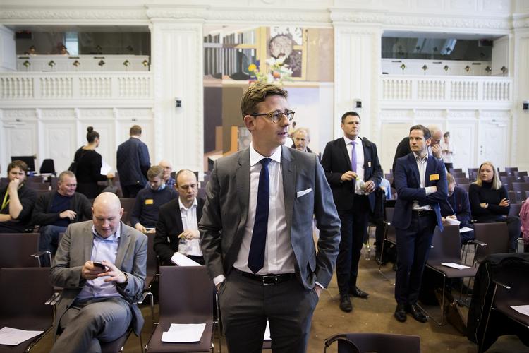 ARGUMENTER. Lørdag eftermiddag argumenterede skatteminister Karsten Lauritzen for at holde dørene lukkede. 