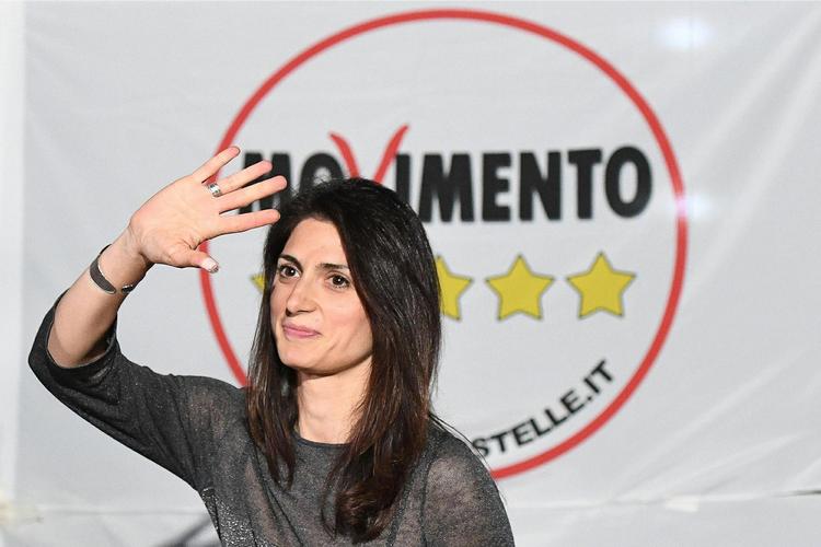 Frontløber. Virginia Raggi satte sig på 35 procent af stemmerne i første runde af Roms borgmestervalg søndag og er nu favorit til at vinde det afgørende valg 19. juni. 
