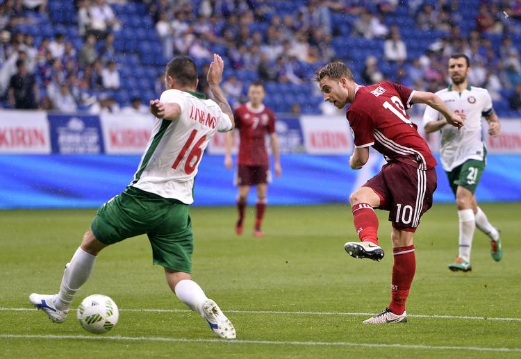 Hattrick. Christian Eriksen fyrer løs og scorer det ene af sine tre mål mod Bulgarien. 